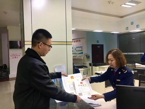 青山区市民大厅商事登记服务窗口发放首张电商营业执照